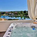 בית נופש House Ivana With Jacuzzi