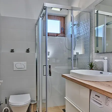House Ivana With Jacuzzi Holiday home *
