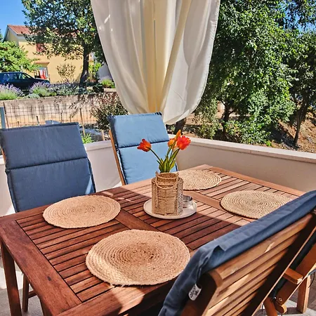 Holiday home House Ivana With Jacuzzi