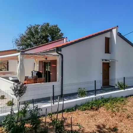 Holiday home House Ivana With Jacuzzi